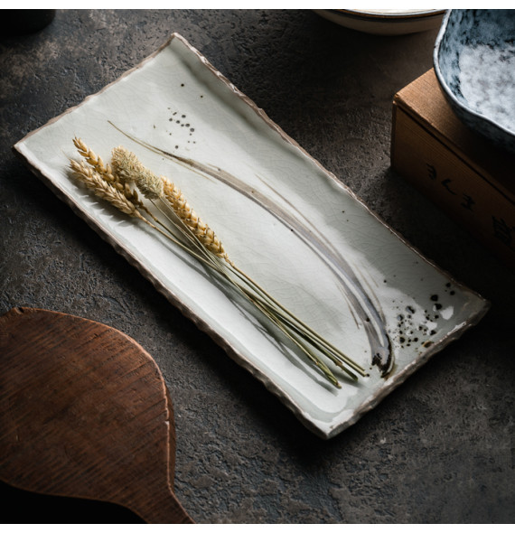 Assiette en porcelaine japonaise avec un design élégant pour une présentation sophistiquée
